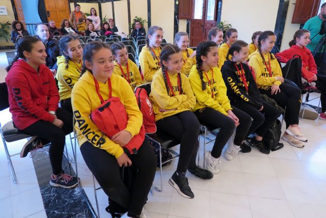 El alcalde y la edil de Deportes reciben al grupo de baile ‘Crazy to dance’, tras su clasificación para la final europea del concurso ‘Dancing Stars. Vive tu sueño’ - 5, Foto 5