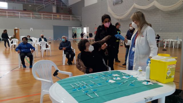El buen ritmo de vacunación contra el Covid a las personas mayores de 80 años en Lorca cumple las previsiones y permite administrar todas las dosis - 2, Foto 2