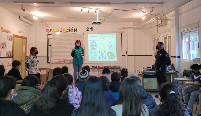 La concejalía de Sanidad inicia los talleres contra el abandono animal y tenencia responsable en colegios del municipio en colaboración con Policía Local de Lorca - 2, Foto 2