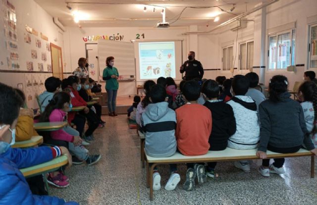 La concejalía de Sanidad inicia los talleres contra el abandono animal y tenencia responsable en colegios del municipio en colaboración con Policía Local de Lorca - 3, Foto 3