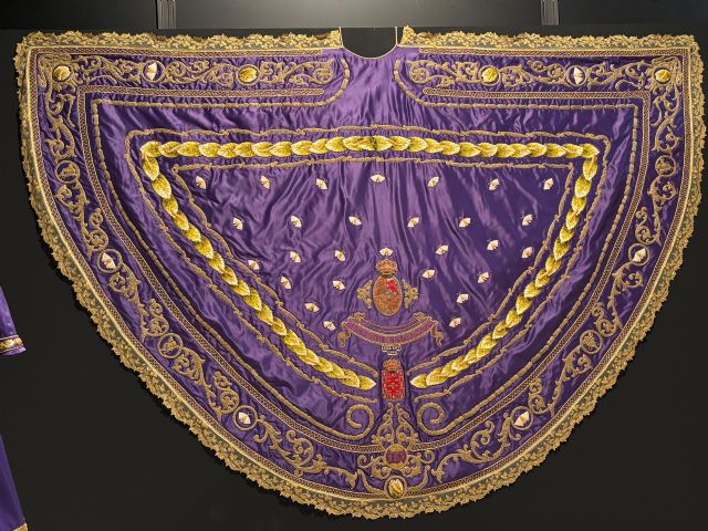 El Museo de la Ciencia y El Agua expone el terno morado ofrendado de la Virgen de la Fuensanta y los trajes del Niño Jesús como reflejo del patrimonio devocional de Murcia - 1, Foto 1