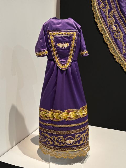 El Museo de la Ciencia y El Agua expone el terno morado ofrendado de la Virgen de la Fuensanta y los trajes del Niño Jesús como reflejo del patrimonio devocional de Murcia - 4, Foto 4