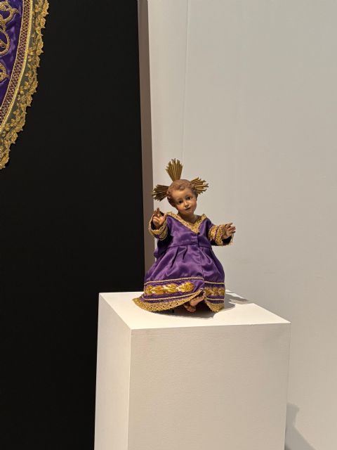 El Museo de la Ciencia y El Agua expone el terno morado ofrendado de la Virgen de la Fuensanta y los trajes del Niño Jesús como reflejo del patrimonio devocional de Murcia - 5, Foto 5