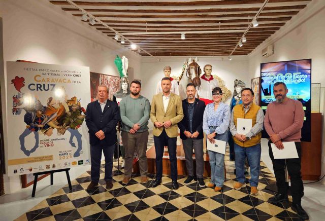 El Ayuntamiento de Caravaca entrega a Comisión de Festejos y a los bandos las ayudas municipales para el desarrollo de las fiestas patronales por un importe de 94.000 euros - 1, Foto 1
