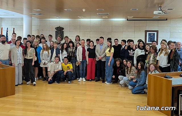 Realizan una recepción institucional a las delegaciones lituana e italiana que participan en un encuentro Erasmus con alumnos del IES Juan de la Cierva, Foto 1