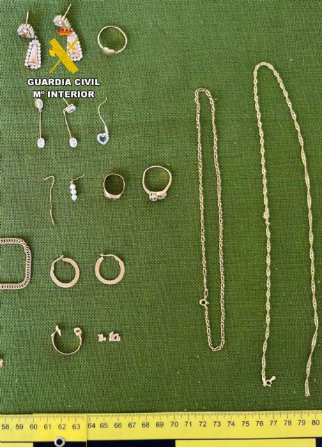 La Guardia Civil detiene a cinco personas por el robo de joyas y dinero de casa de un amigo - 2, Foto 2