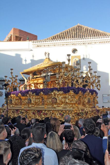 “Entre Bordados Dorados y Miradas de Dolor, La Reina de los Dolores Brilla en su Estación de Penitencia en Alcalá del Río” - 3, Foto 3