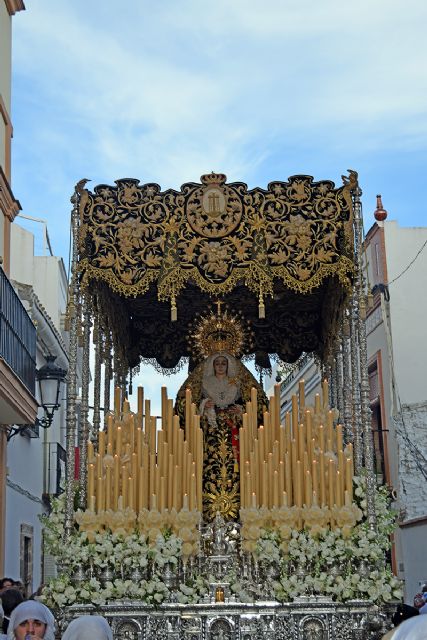 “Entre Bordados Dorados y Miradas de Dolor, La Reina de los Dolores Brilla en su Estación de Penitencia en Alcalá del Río” - 4, Foto 4