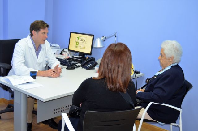  El doctor Jesús Iniesta pasando consulta en Otoclini La Vega, Foto 1