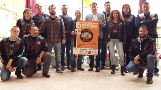 El evento mototurístico Custom Lorca reunirá el domingo a cientos de moteros en el entorno de la muralla medieval de La Merced - 1, Foto 1
