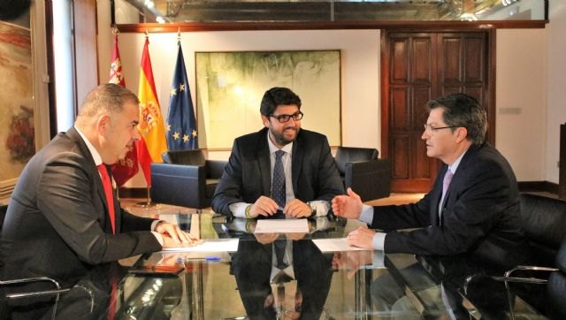 López Miras anuncia una enmienda de 4 millones de euros a los PGE para abaratar el precio del agua desalada
