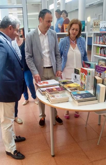 Cultura entrega medio millar de libros a la Biblioteca de Los Alcázares para paliar las pérdidas sufridas en las inundaciones - 1, Foto 1