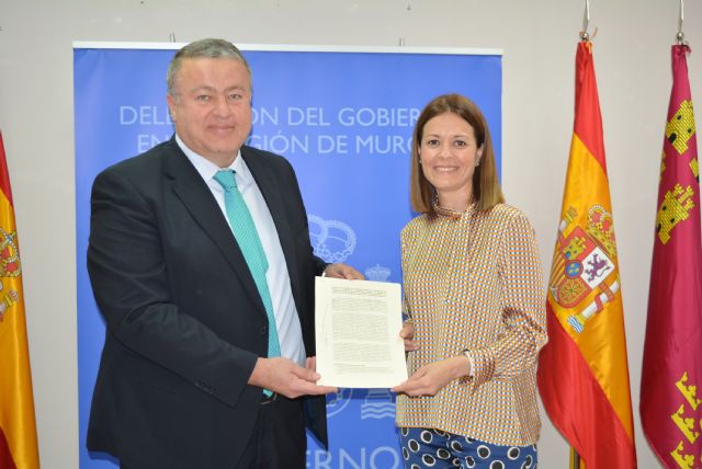La alcaldesa reitera al delegado del Gobierno lo necesidad de una oficina permanente de expedición del DNI y pasaporte en Águilas - 1, Foto 1