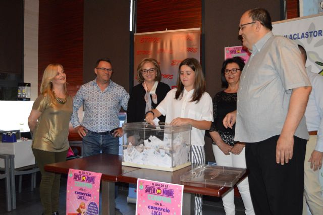María Dolores Macanás, ganadora del viaje a Almería de la campaña del 'Día de la Super Madre' de los comerciantes torreños - 1, Foto 1
