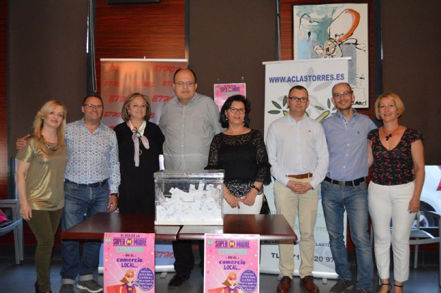 María Dolores Macanás, ganadora del viaje a Almería de la campaña del 'Día de la Super Madre' de los comerciantes torreños - 3, Foto 3