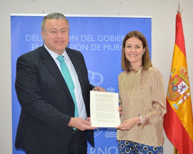 El delegado del Gobierno ha entregado a la alcaldesa de Águilas el Protocolo de Asistencia de la Dirección General de la Guardia Civil en materia de información automatizada - 1, Foto 1