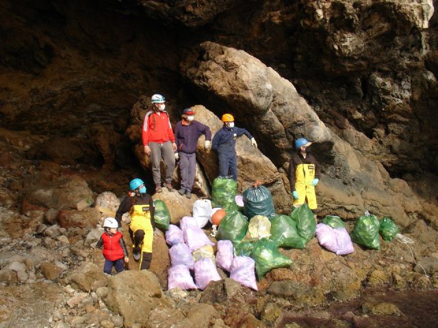 Retiran más de 100 kilos de residuos de una treintena de cuevas del sur de la Región de Murcia - 1, Foto 1