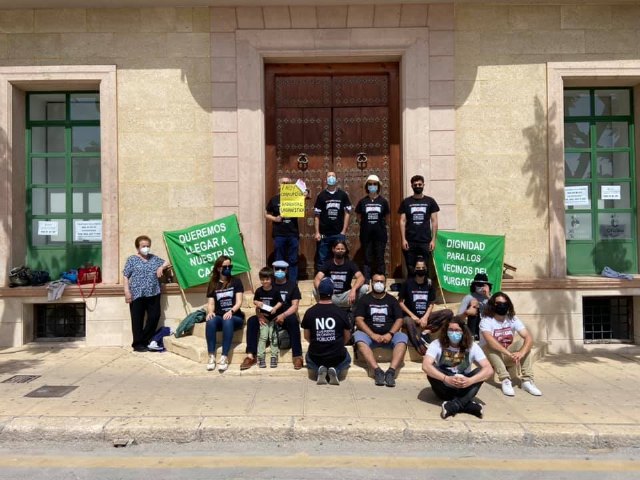 Vecinos de El Purgatorio se manifiestan un domingo más reivindicando poder entrar dignamente a sus viviendas, Foto 1