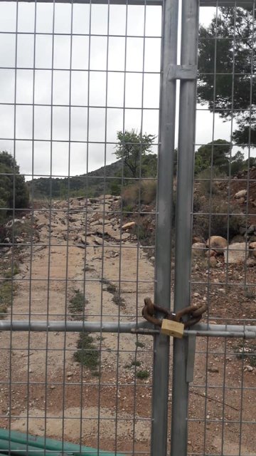 Vecinos de El Purgatorio se manifiestan un domingo más reivindicando poder entrar dignamente a sus viviendas, Foto 5