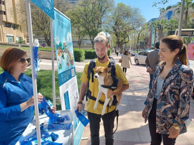 El Ayuntamiento de Murcia repartirá 5.000 botellas para evitar los orines de perros en la vía pública - 2, Foto 2