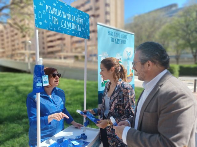 El Ayuntamiento de Murcia repartirá 5.000 botellas para evitar los orines de perros en la vía pública - 3, Foto 3