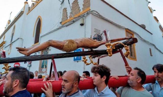 Antonio Rendón . La localidad sevillana de La Algaba arropa al Cristo de la Estrella en su salida en rogativa por la lluvia - 1, Foto 1