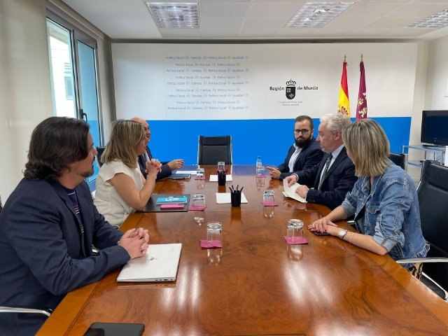 El alcalde de Mazarrón se reúne con la consejera de Política Social sobre la llegada de menores migrantes a la residencia de El Peñasco - 1, Foto 1