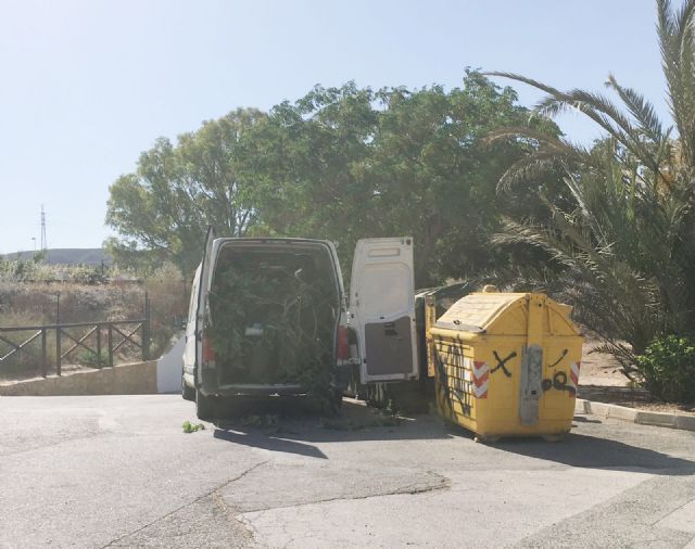 El PP denuncia que la empresa que gestiona 8 contratos de jardinería se deshace de las podas en contenedores municipales - 3, Foto 3