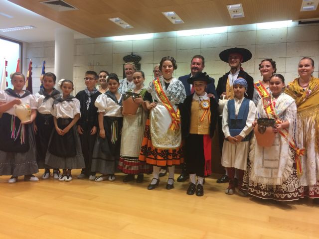 Autoridades municipales ofrecen una recepción institucional a los grupos participantes en el IX Festival Folklórico y Desfile Costumbrista de Totana