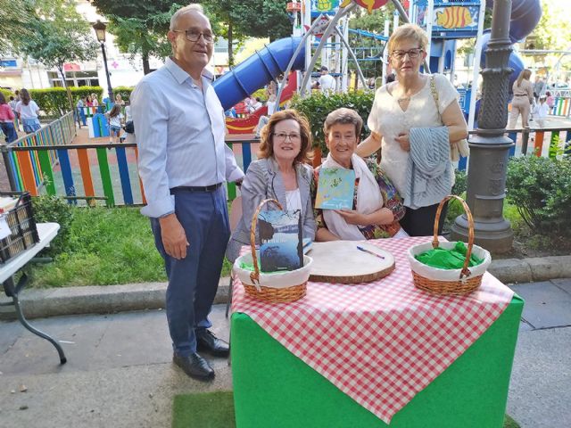 Pétalos literarios en las rosas de la Feria del Libro de Puertollano, palomos vengativos, Quijote, Dulcinea, poesía y música - 1, Foto 1