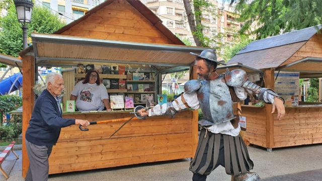 Pétalos literarios en las rosas de la Feria del Libro de Puertollano, palomos vengativos, Quijote, Dulcinea, poesía y música - 2, Foto 2