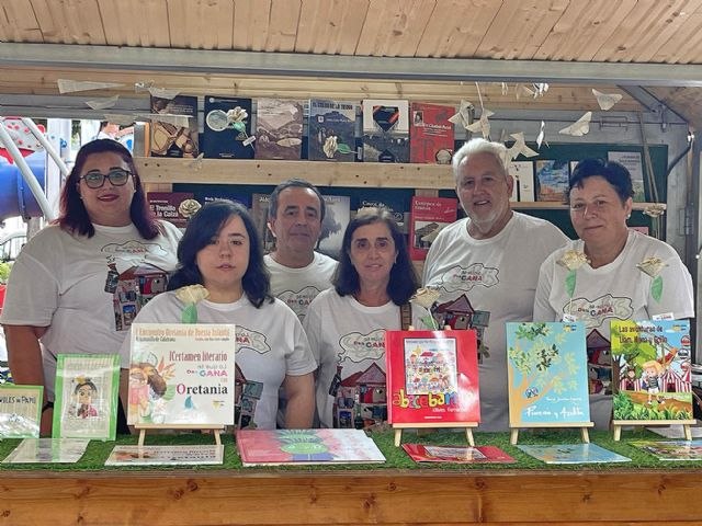 Pétalos literarios en las rosas de la Feria del Libro de Puertollano, palomos vengativos, Quijote, Dulcinea, poesía y música - 4, Foto 4