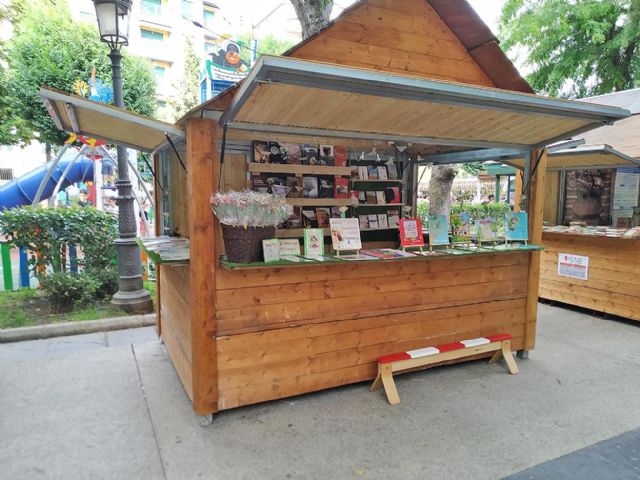 Pétalos literarios en las rosas de la Feria del Libro de Puertollano, palomos vengativos, Quijote, Dulcinea, poesía y música - 5, Foto 5
