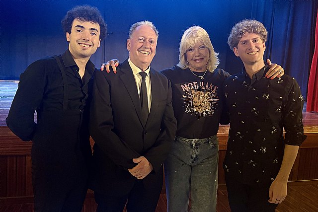 B�rbara Rey acompa�a a Juanru, junto a V�ctor y Ruv�n, en una noche marcada por la m�sica, el amor y la convivencia