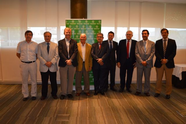 Algunos de los asistentes a la última reunión del Foro de la Experiencia de la Empresa Familiar, Foto 1