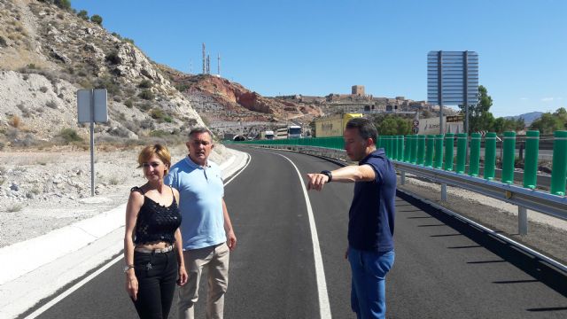 Fulgencio Gil destaca la especial utilidad del nuevo vial asfaltado de acceso al castillo desde el barrio de San José, que ya está abierto al tráfico rodado - 1, Foto 1