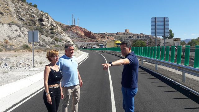 Fulgencio Gil destaca la especial utilidad del nuevo vial asfaltado de acceso al castillo desde el barrio de San José, que ya está abierto al tráfico rodado - 2, Foto 2