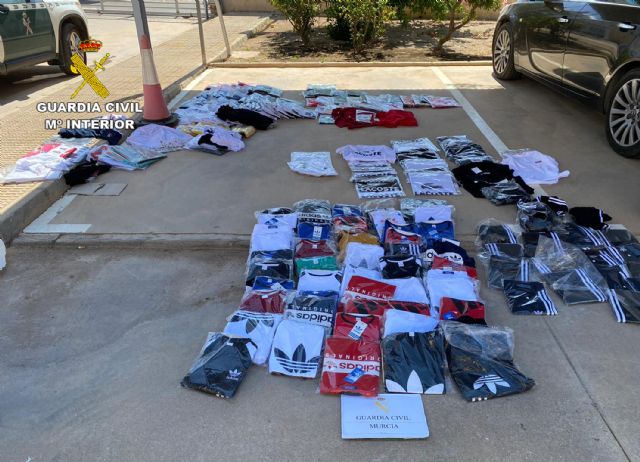 La Guardia Civil incauta cerca de medio millar de productos falsificados en San Javier - 2, Foto 2