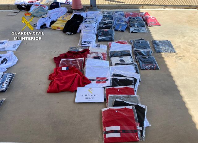 La Guardia Civil incauta cerca de medio millar de productos falsificados en San Javier - 3, Foto 3