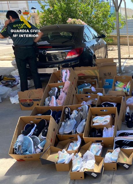 La Guardia Civil incauta cerca de medio millar de productos falsificados en San Javier - 4, Foto 4