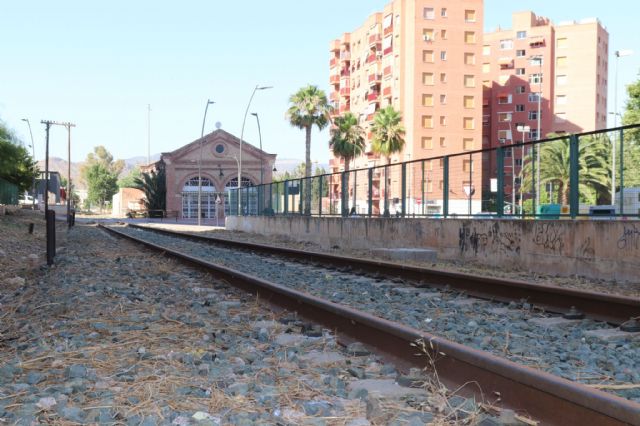 El Ayuntamiento de Lorca culmina los trabajos de desbroce y limpieza del tramo urbano del trazado de la vía del tren - 1, Foto 1