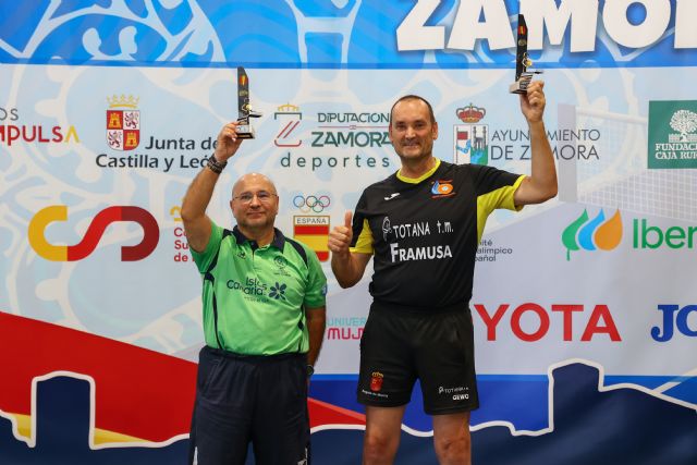 Gran papel de los veteranos del FRAMUSA Totana en especial de Domingo Méndez que consigue el título de Campeón de España de dobles en la categoría V60, Foto 4