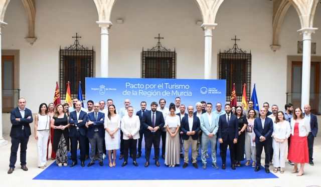 El Gobierno regional firma un gran pacto con el sector turístico para reforzar esta actividad como industria estratégica - 1, Foto 1