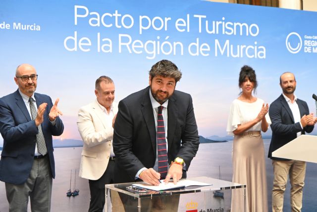 El Gobierno regional firma un gran pacto con el sector turístico para reforzar esta actividad como industria estratégica - 3, Foto 3