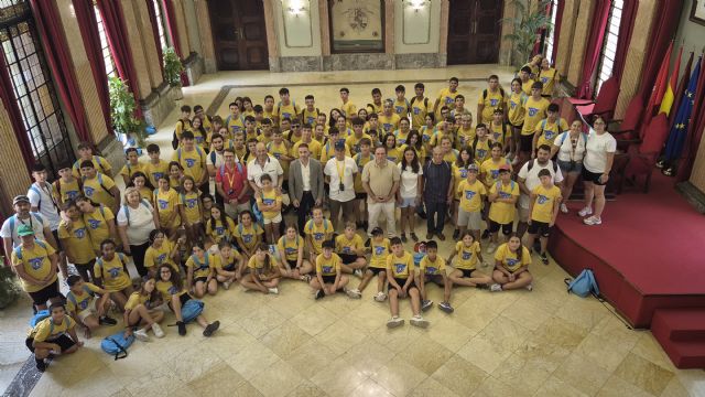 El Ayuntamiento de Murcia recibe a los participantes del XXXIII Campeonato Nacional Juvenil de Palomos Deportivos - 1, Foto 1