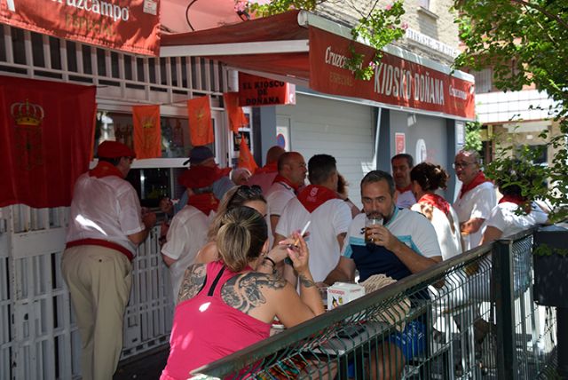 Sevilla . Chupinazo, vino rosado y caldereta,así se vivió San Fermín en Sevilla - 3, Foto 3