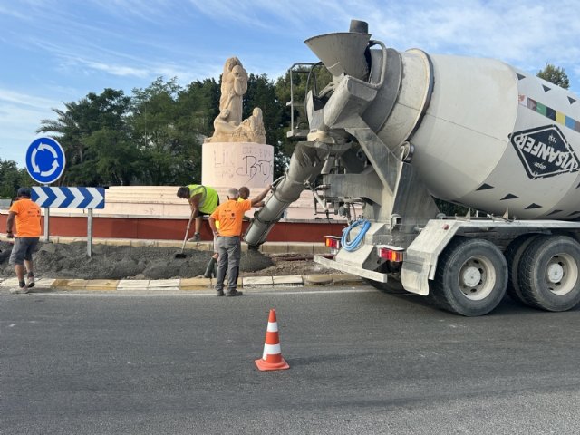 Acondicionan la Rotonda del Agua que regula el tráfico en la intersección de la RM-502 y la antigua N-340 - 2, Foto 2