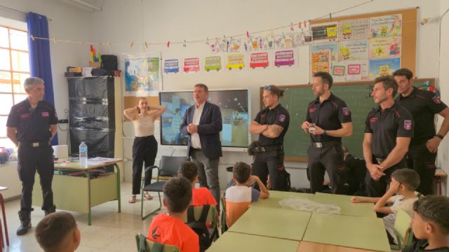 La visita de Bomberos a la Escuela de Verano del CEI Cristo del Valle acerca a los más peque&ntilde;os la labor del Servicio de Extinción de Incendios - 2, Foto 2
