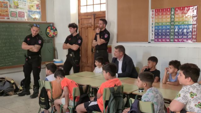 La visita de Bomberos a la Escuela de Verano del CEI Cristo del Valle acerca a los más peque&ntilde;os la labor del Servicio de Extinción de Incendios - 3, Foto 3
