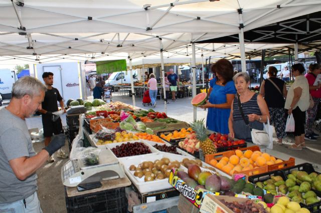 El Mercado de los jueves se convierte en un atractivo turístico con cada vez más visitantes del litoral murciano y almeriense - 2, Foto 2